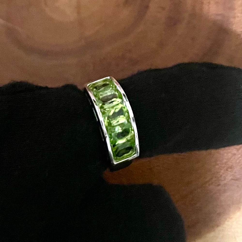 2.75 Carat Genuine Green Peridot Band Ring in 925 Sterling Silver - Picture 10 of 13